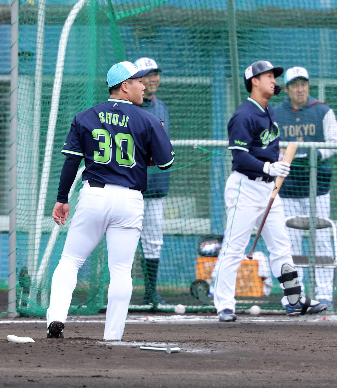 ライブBPでヤクルト松下（右）に柵越えを放たれたヤクルト荘司（撮影・鈴木正人）　