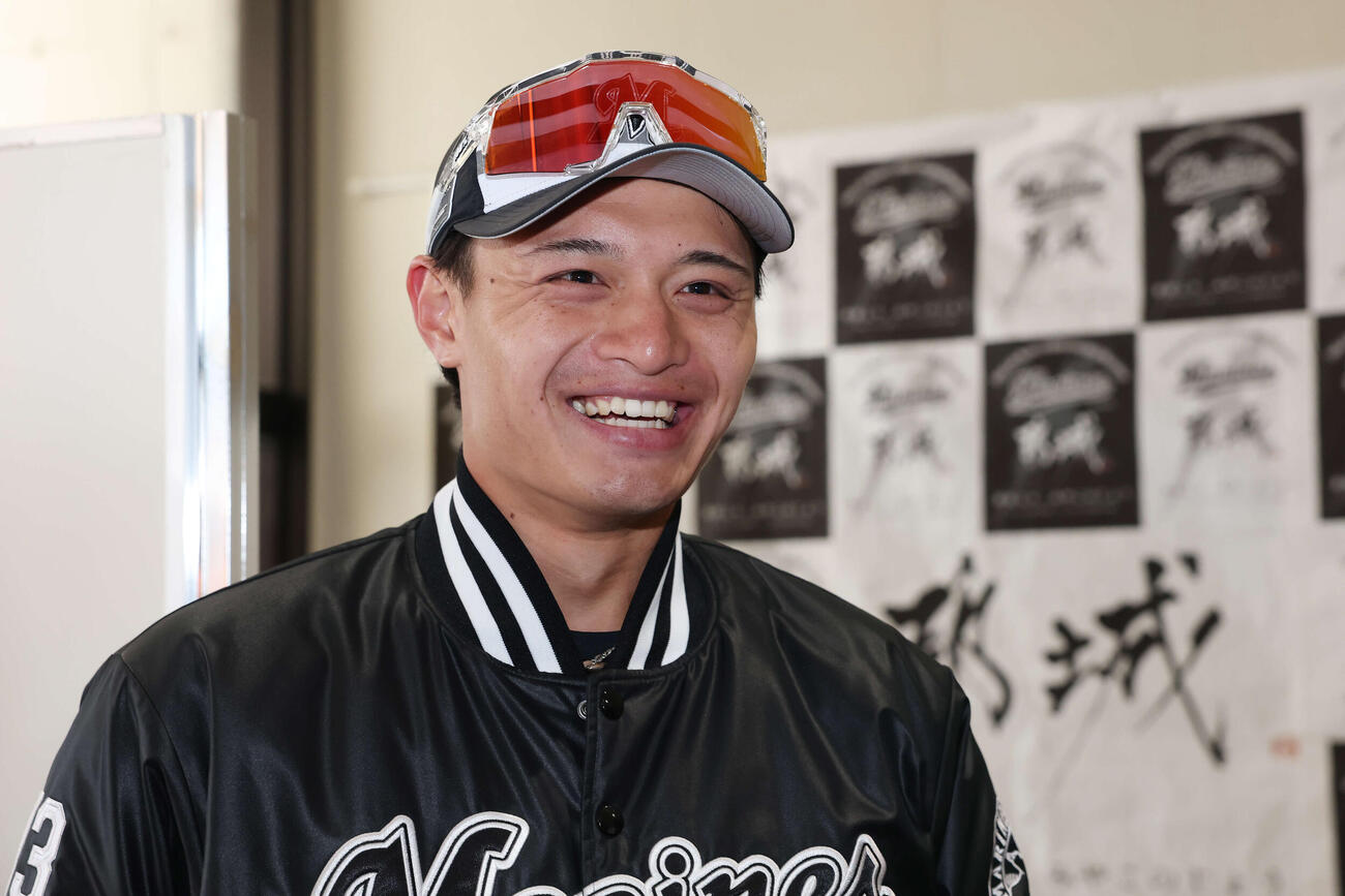 囲み取材で笑顔を見せるロッテ毛利（撮影・宮地輝）
