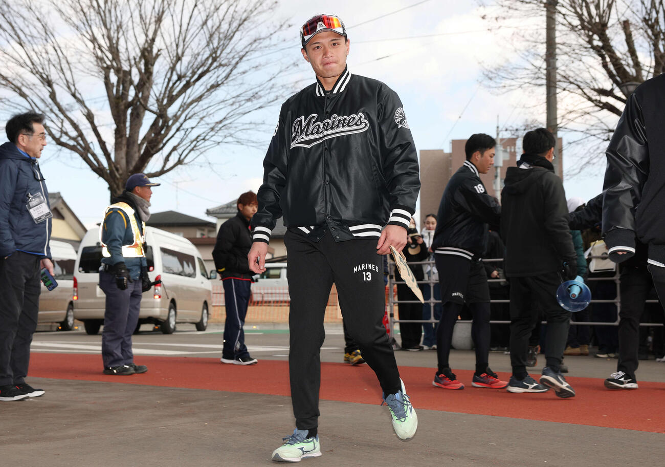 ファンへのサイン会を終えたロッテ毛利（撮影・宮地輝）