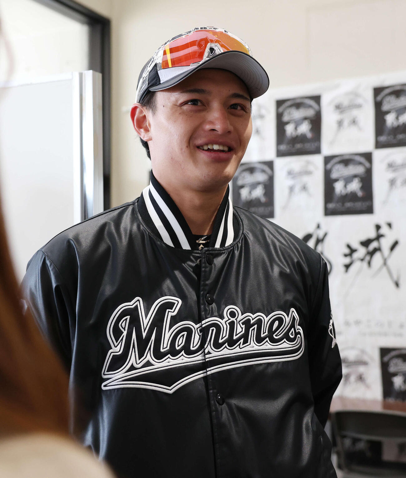 囲み取材に答えるロッテ毛利（撮影・宮地輝）