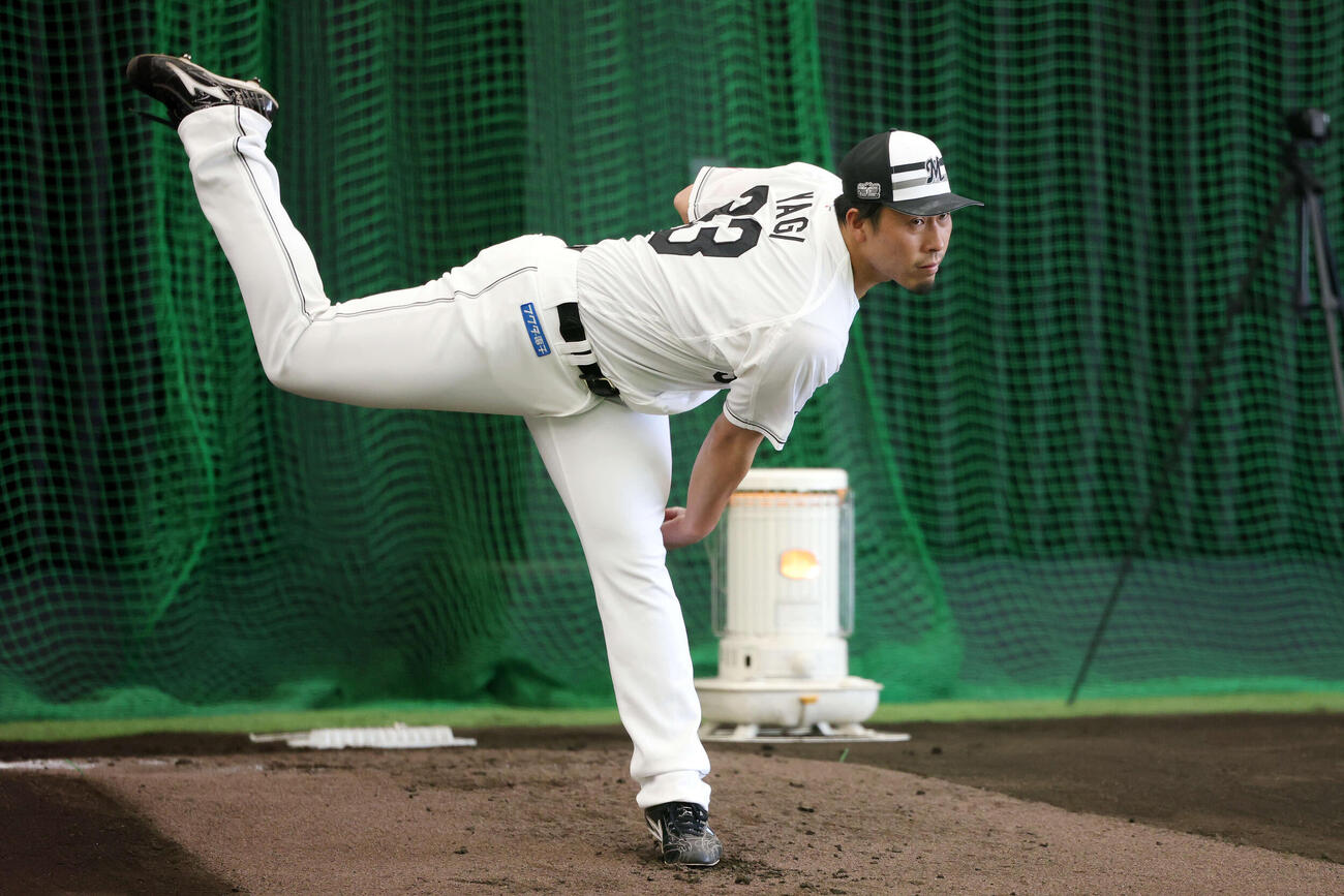 半袖でブルペンで投球するロッテ八木（撮影・宮地輝）