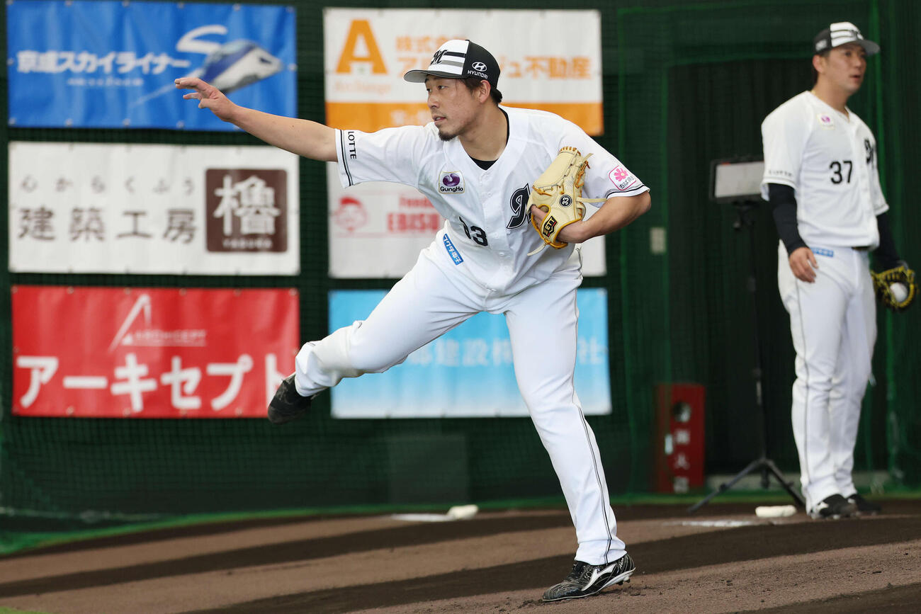 半袖でブルペンで投球するロッテ八木（撮影・宮地輝）