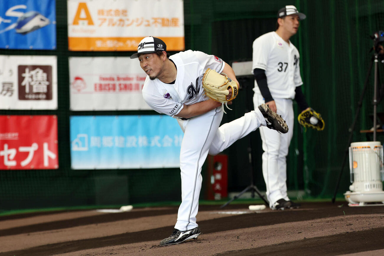 半袖でブルペンで投球するロッテ八木（撮影・宮地輝）