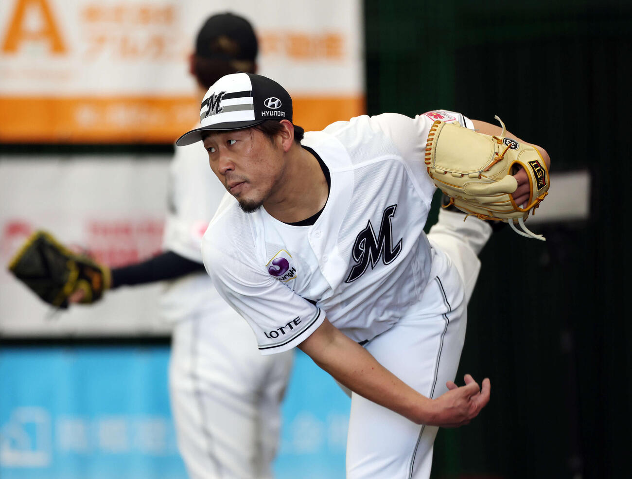 半袖でブルペンで投球するロッテ八木（撮影・宮地輝）