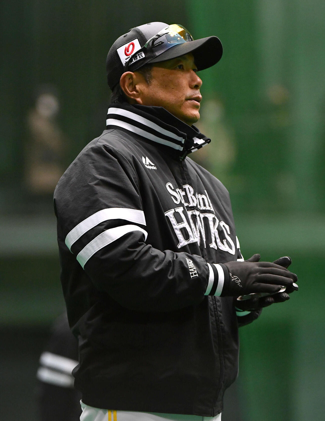 フリー打撃を行う近藤を見守るソフトバンク小久保監督（撮影・岩下翔太）