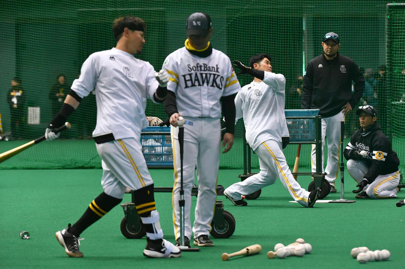 打撃練習を行うソフトバンク近藤（右から3人目）と牧原大（撮影・岩下翔太）
