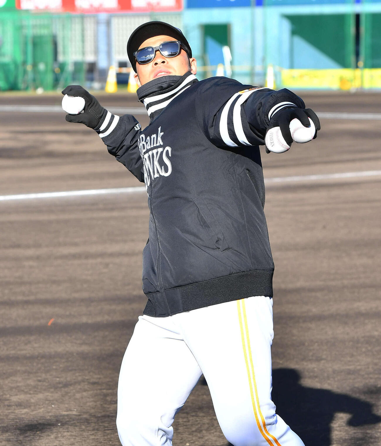 宮崎キャンプに合流し、スタンドのファンにサインボールを投げ込むソフトバンク近藤（撮影・岩下翔太）