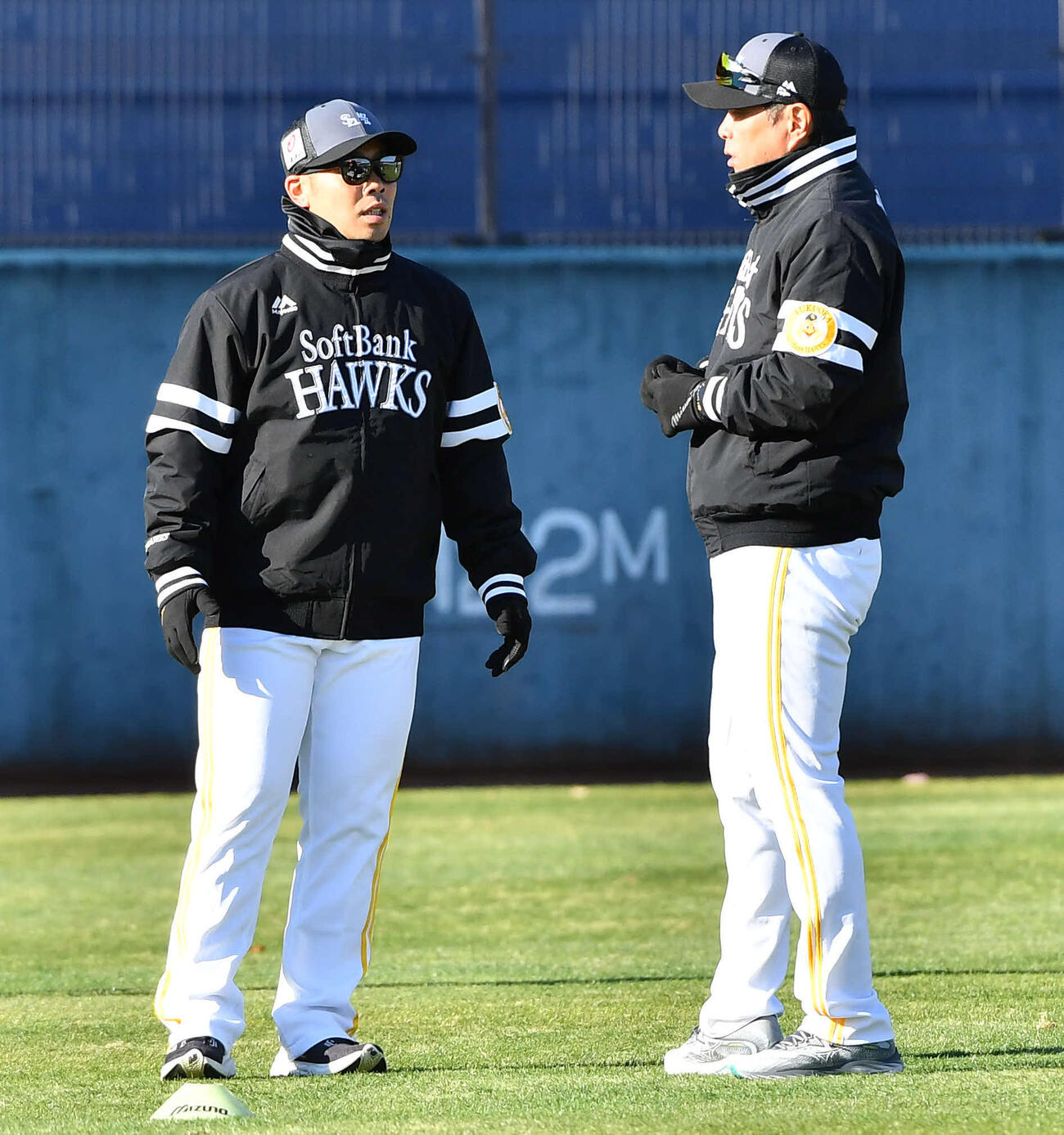 宮崎キャンプに合流したソフトバンク近藤（左）は小久保監督と話す（撮影・岩下翔太）