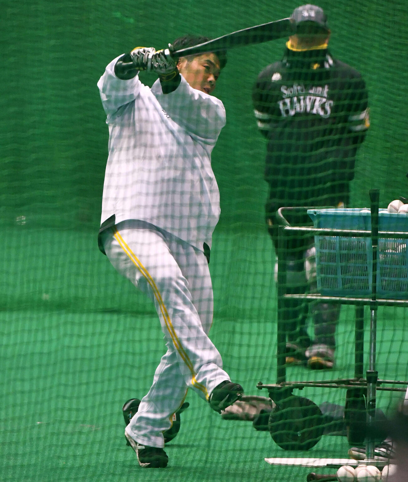 片足で立ってティー打撃を行うソフトバンク近藤（撮影・岩下翔太）