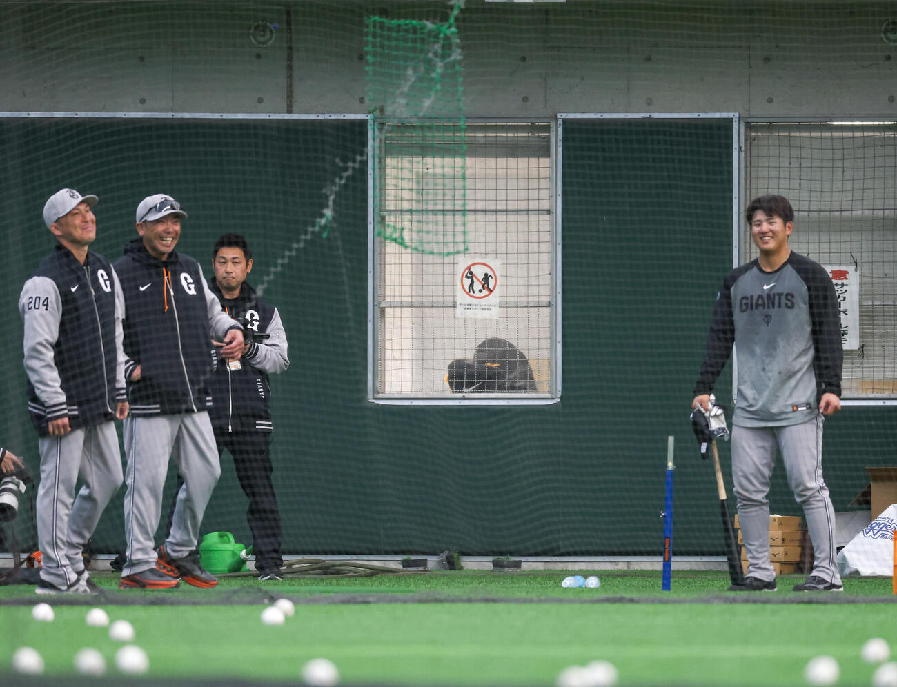 股割りノックを終え笑顔で話す巨人石塚（右）と阿部監督（左から2人目）（撮影・増田悦実）