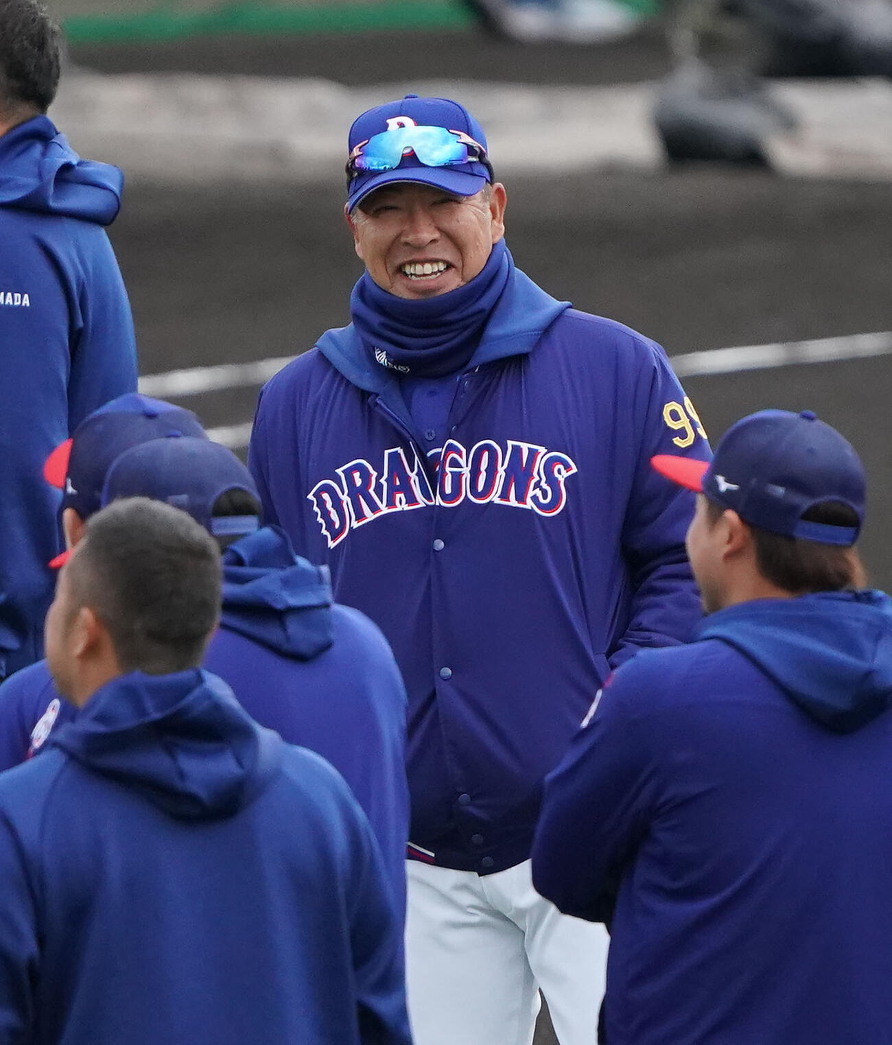 井上監督（中央）は明るい表情を見せる（撮影・森本幸一）