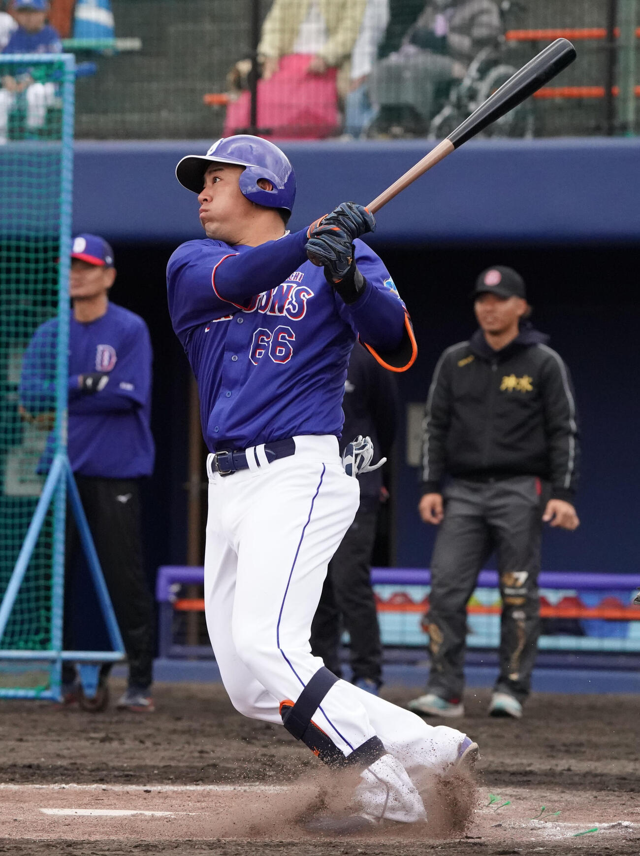 シート打撃練習で本塁打を放つ鵜飼（撮影・森本幸一）