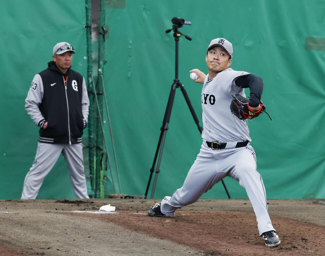 ブルペンで力投する巨人則本（右）を見守る阿部監督（撮影・増田悦実）