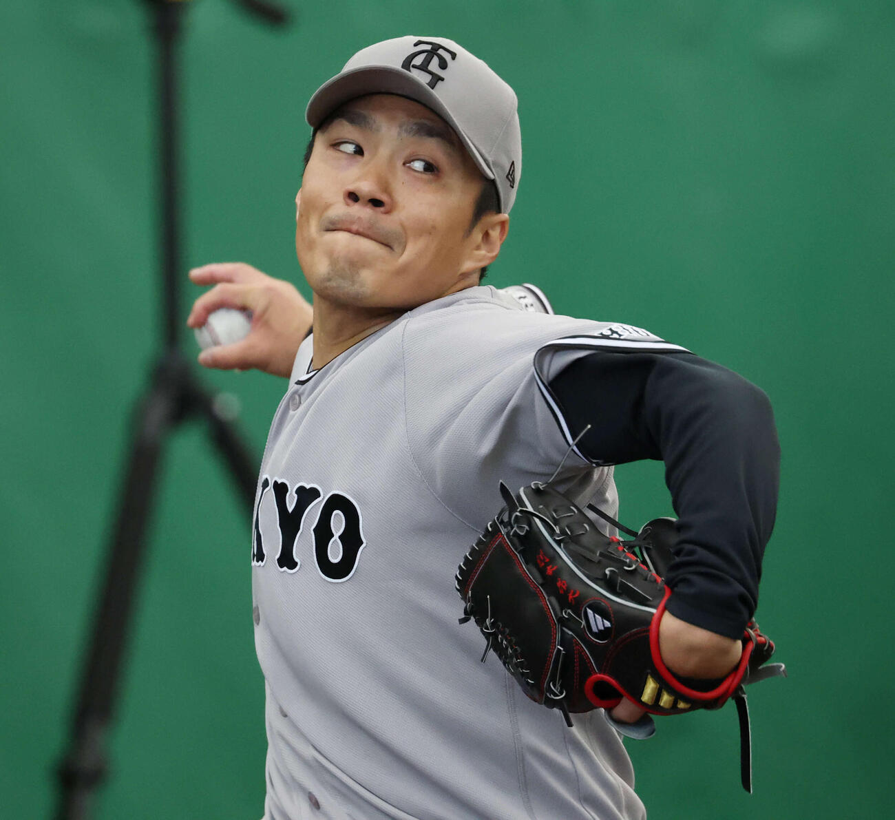 ブルペンで力投する巨人則本（撮影・増田悦実）