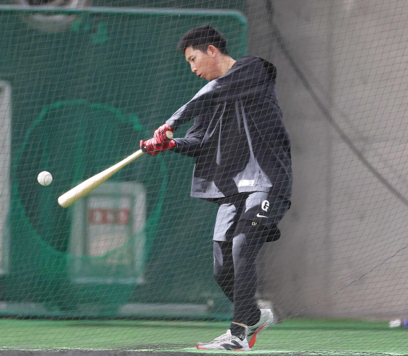 ティー打撃をする巨人戸郷（撮影・増田悦実）