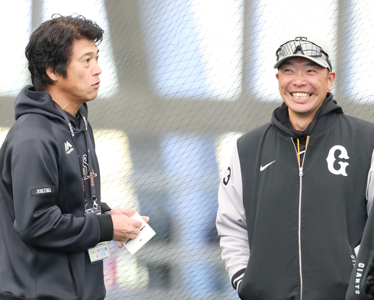 視察に訪れたソフトバンク城島健司CBO（左）と談笑する巨人阿部監督（撮影・増田悦実）