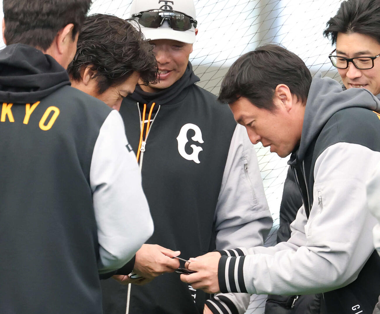視察に訪れたソフトバンク城島健司CBO（左）と名刺交換をする巨人長野久義編成本部参与。後ろは巨人阿部監督（撮影・増田悦実）