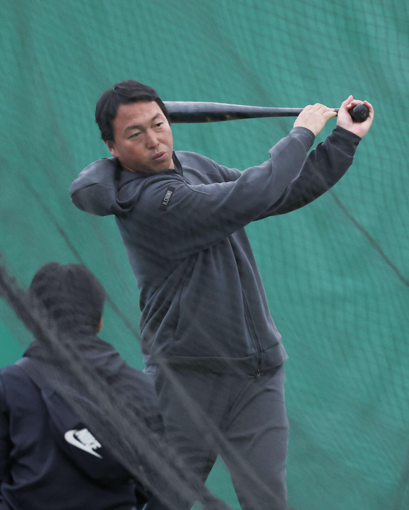 ティー打撃をする巨人長野久義編成本部参与（撮影・増田悦実）