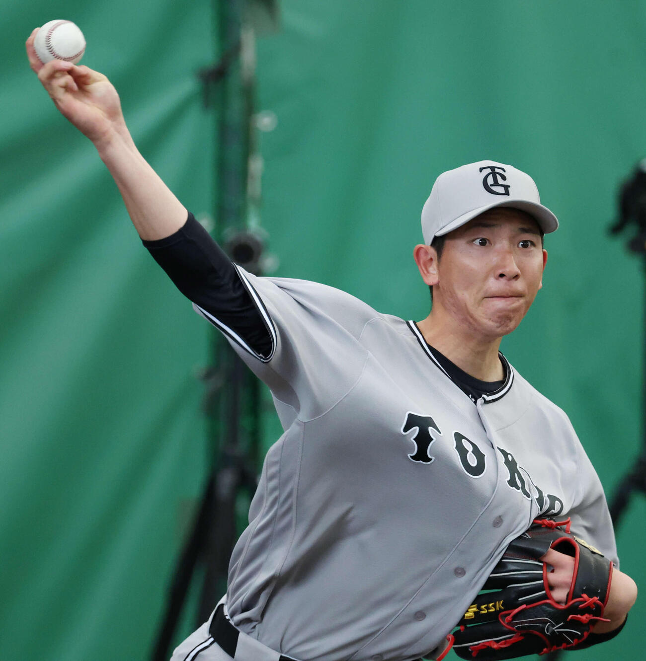 ブルペンで力投する巨人戸郷（撮影・増田悦実）