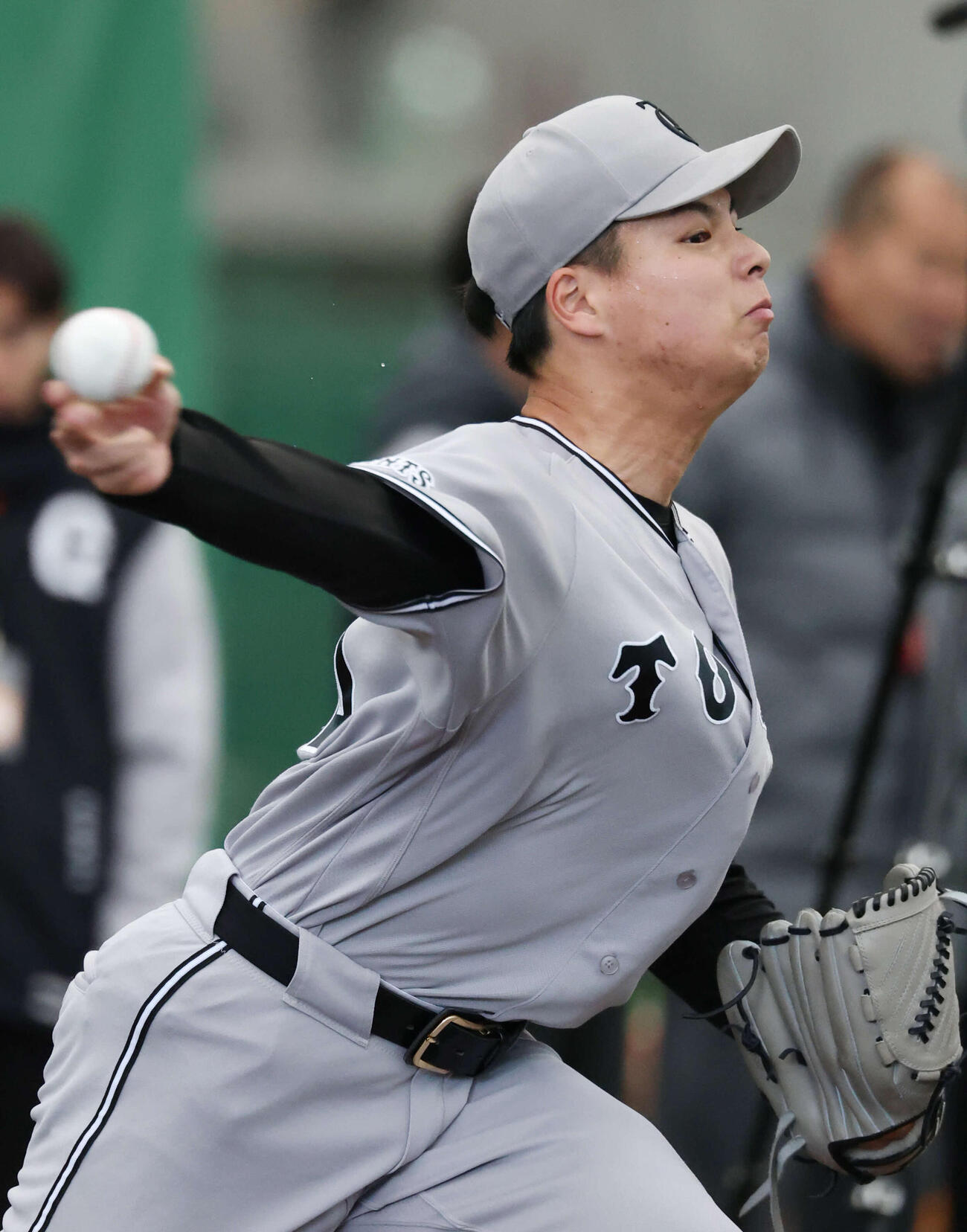 ブルペンで力投する巨人田和（撮影・増田悦実）
