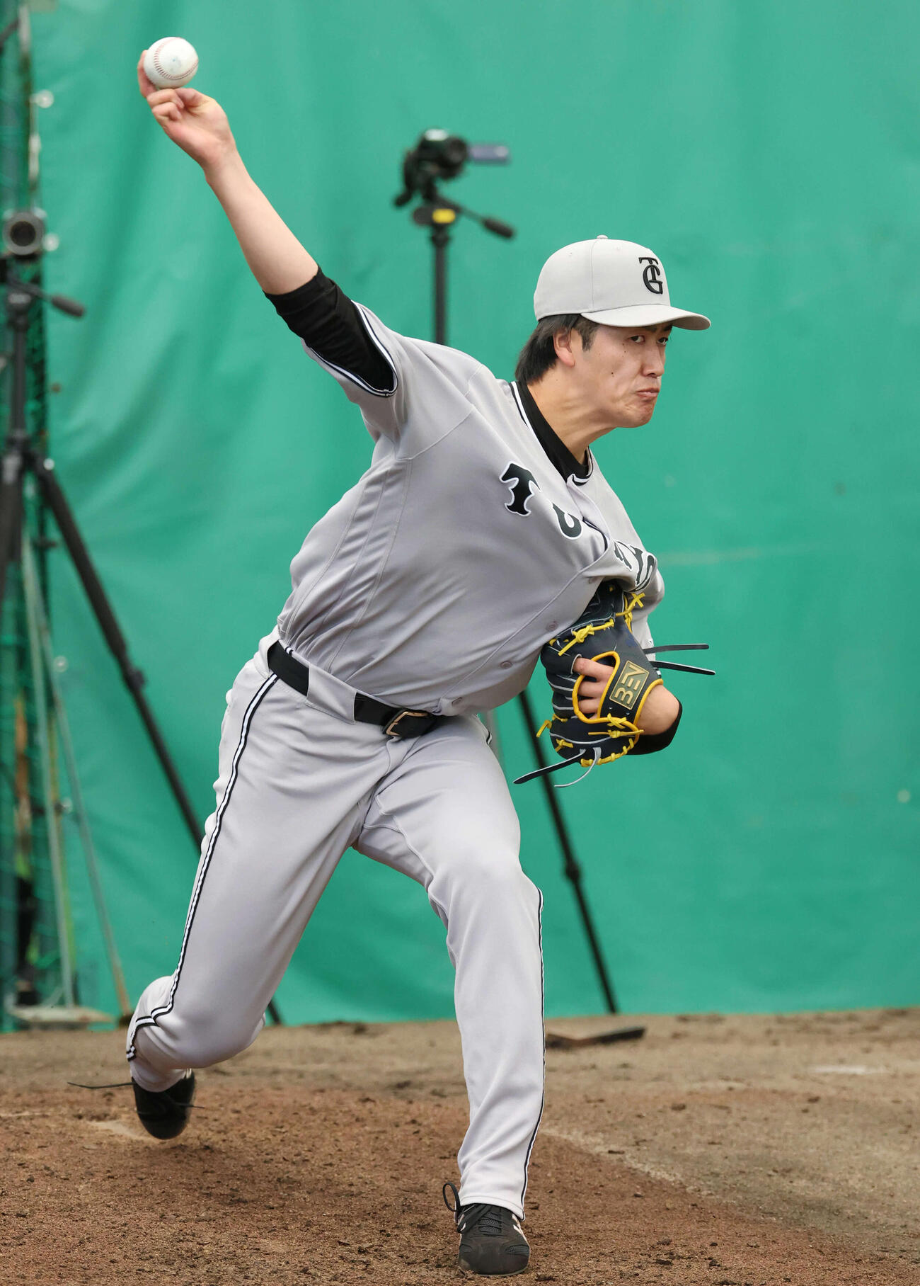ブルペンで力投する巨人西舘（撮影・増田悦実）