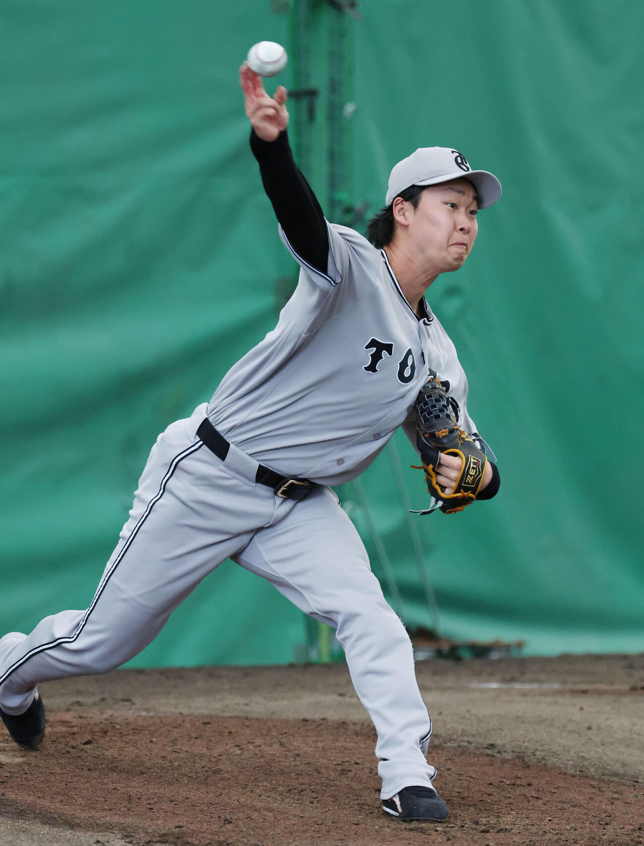 ブルペンで力投する巨人山崎（撮影・増田悦実）