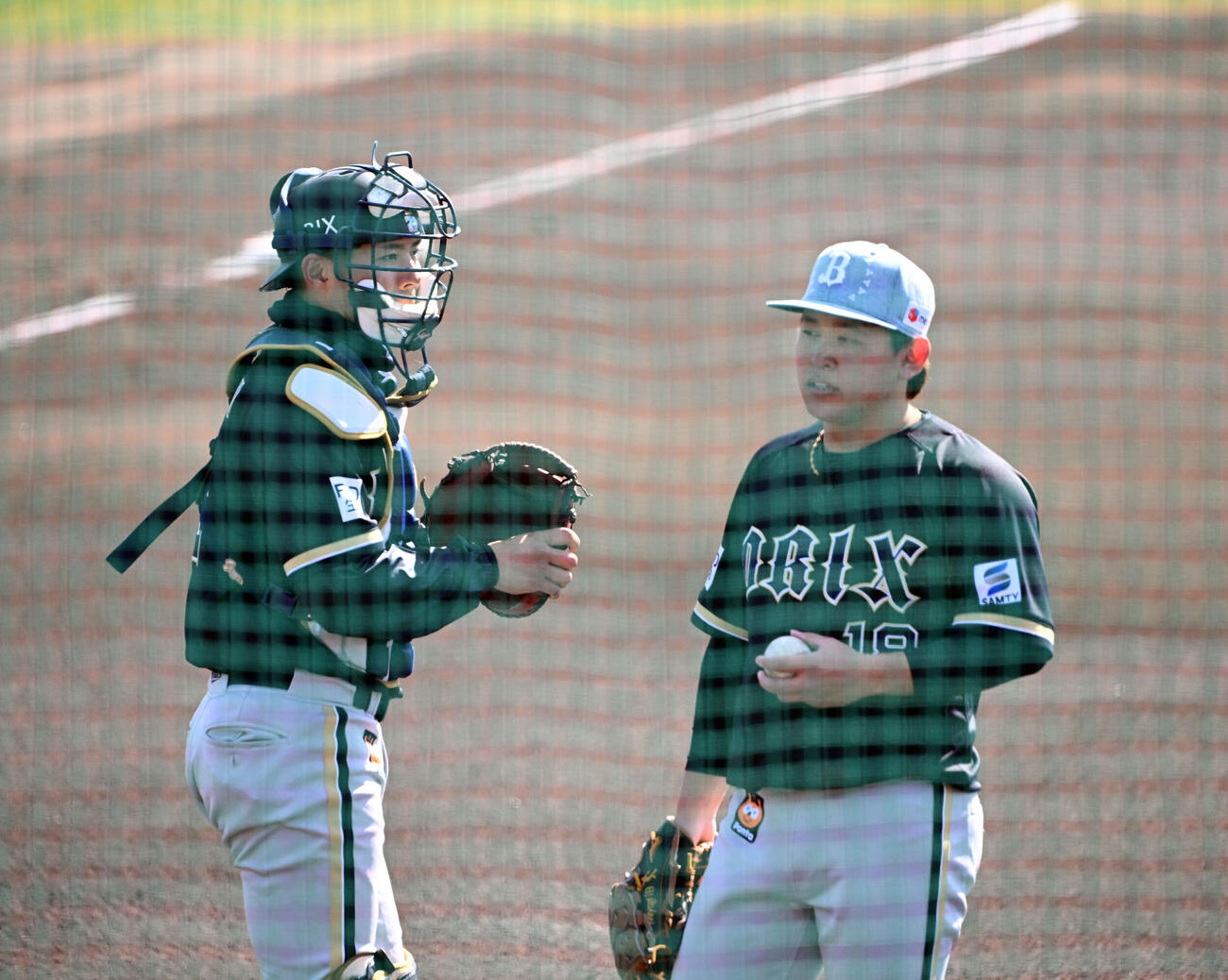 ライブBP後、話をするオリックス若月（左）と宮城（撮影・和賀正仁）