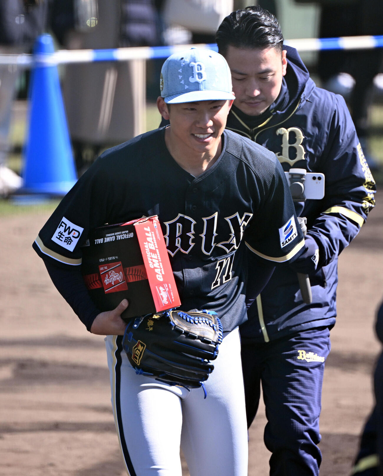 ライブBPに登板後、笑顔で引き揚げる曽谷（撮影・和賀正仁）