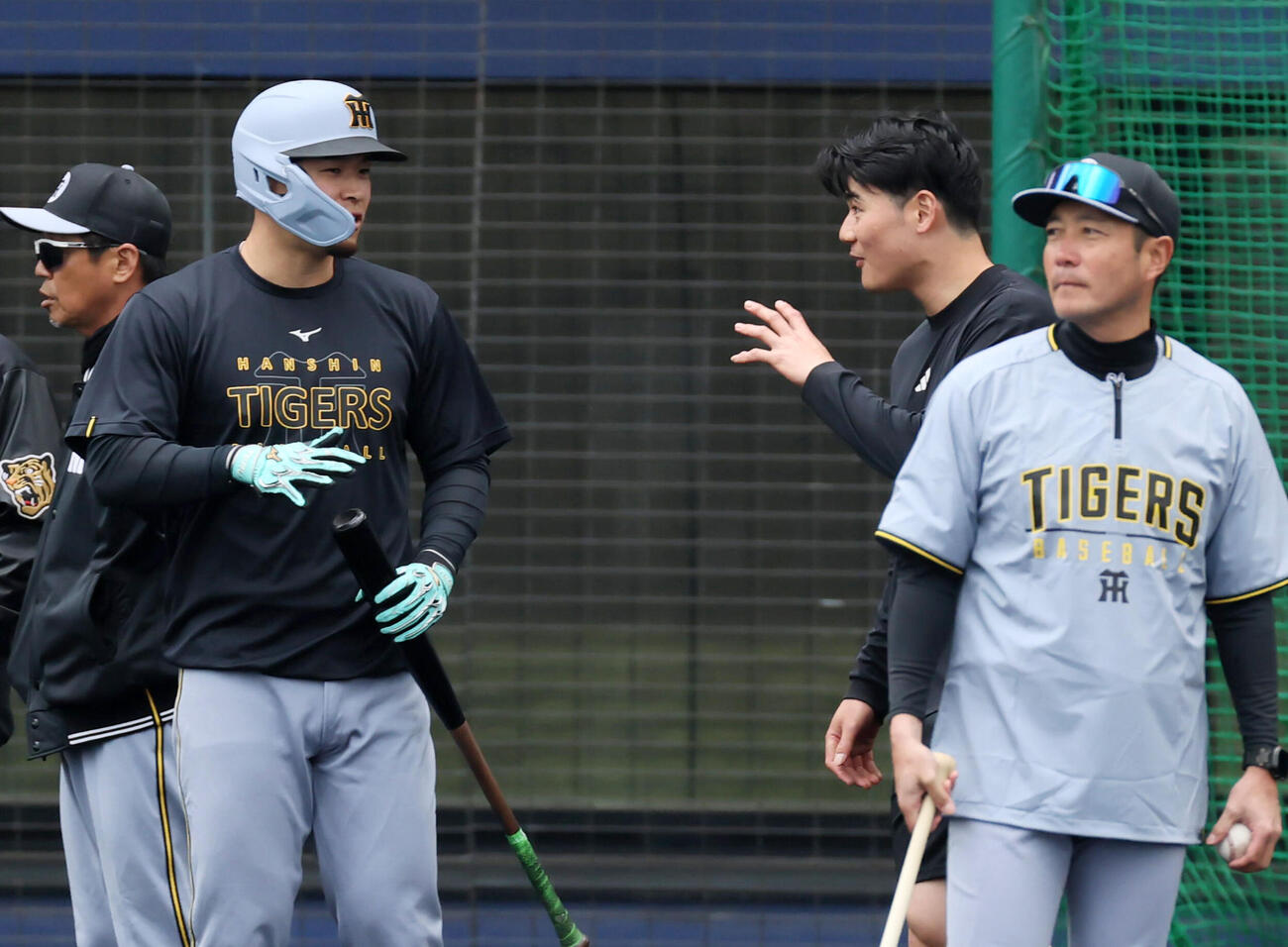 日本ハム対阪神　試合前、阪神佐藤（左）と談笑する清宮（撮影・加藤哉）