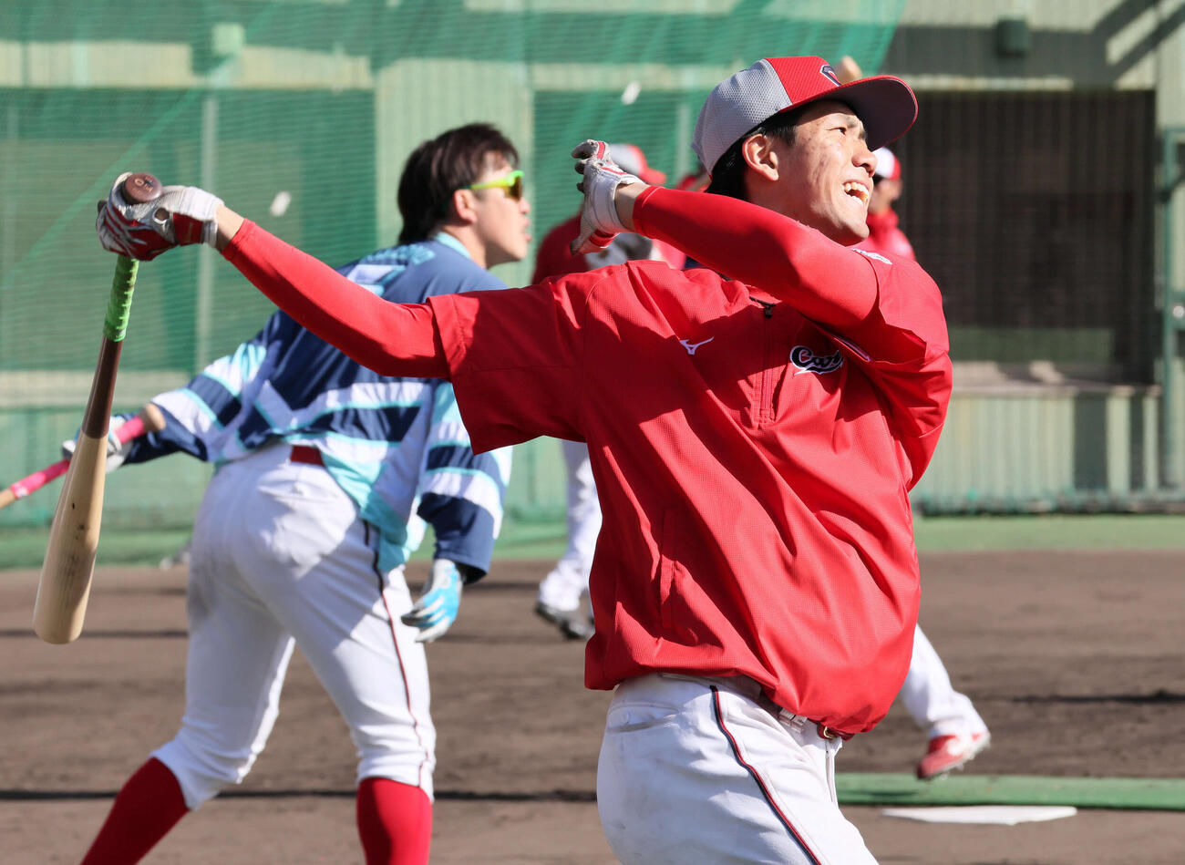 8日、1軍キャンプに合流し、ロングティーをする広島ドラフト6位の西川（撮影・加藤孝規）