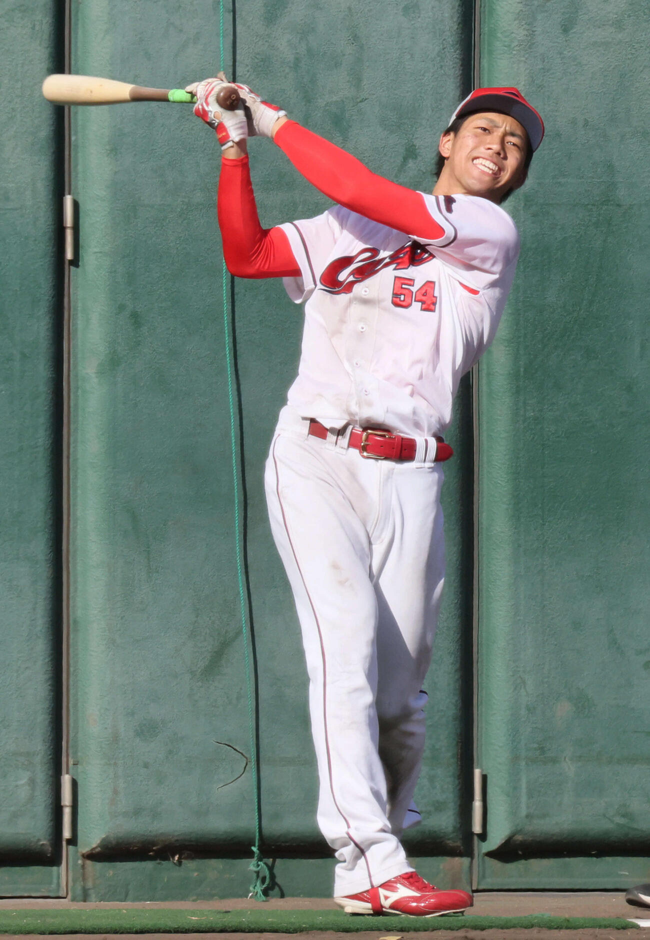 8日、1軍キャンプに合流し、ロングティーをする広島ドラフト6位の西川（撮影・加藤孝規）