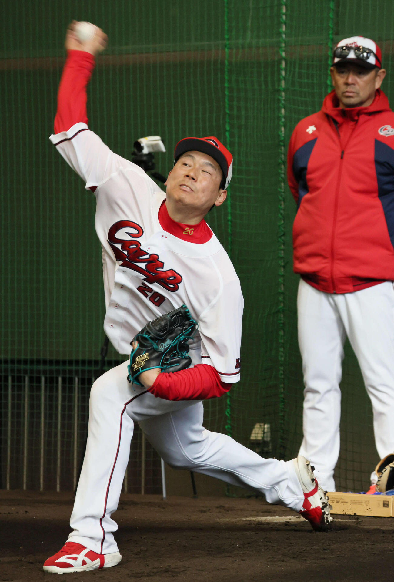 ブルペンでの投球を再開した広島栗林。右は石井投手コーチ（撮影・加藤孝規）