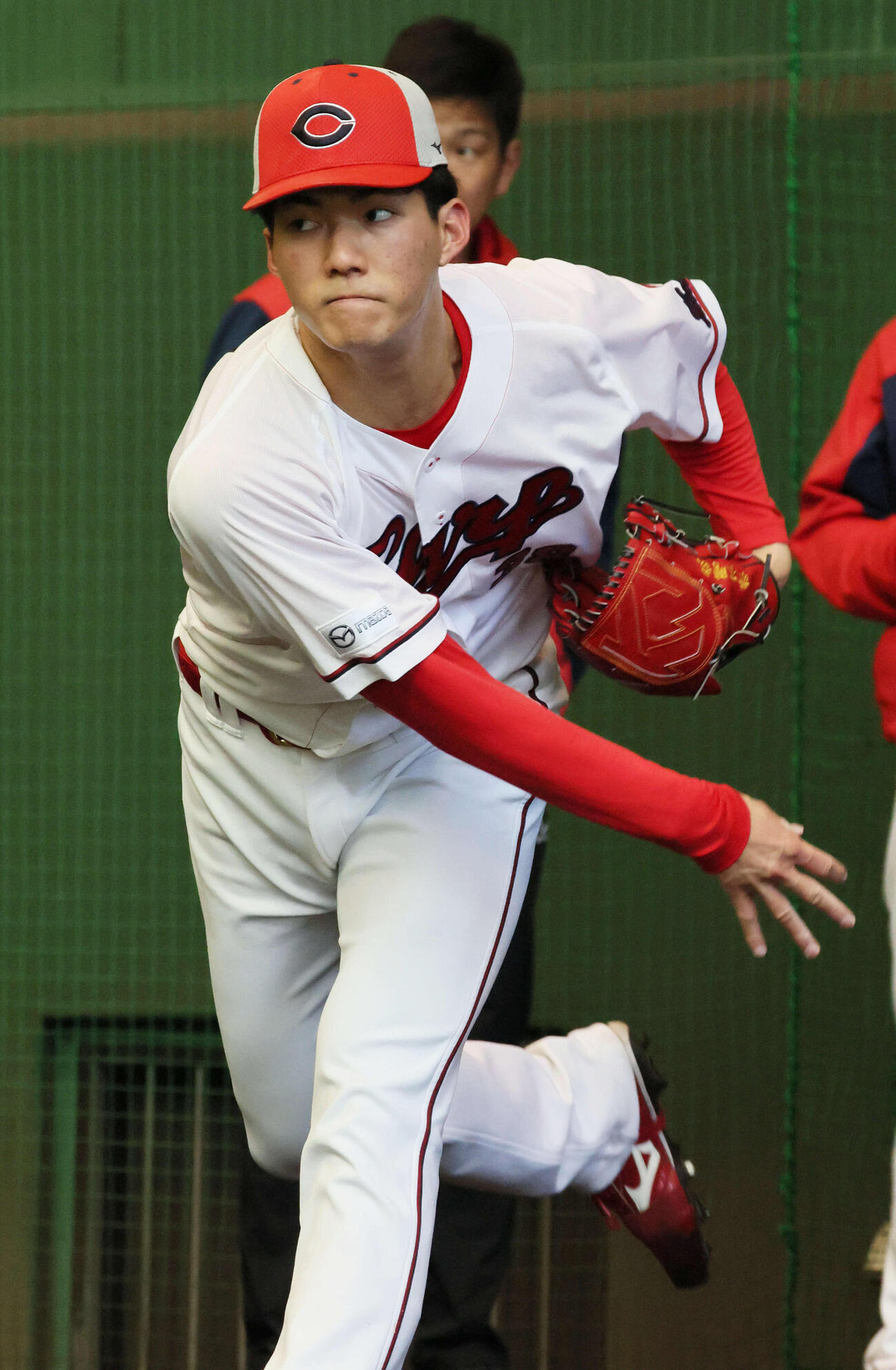 ブルペンで投球する広島ドラフト5位の赤木（撮影・加藤孝規）