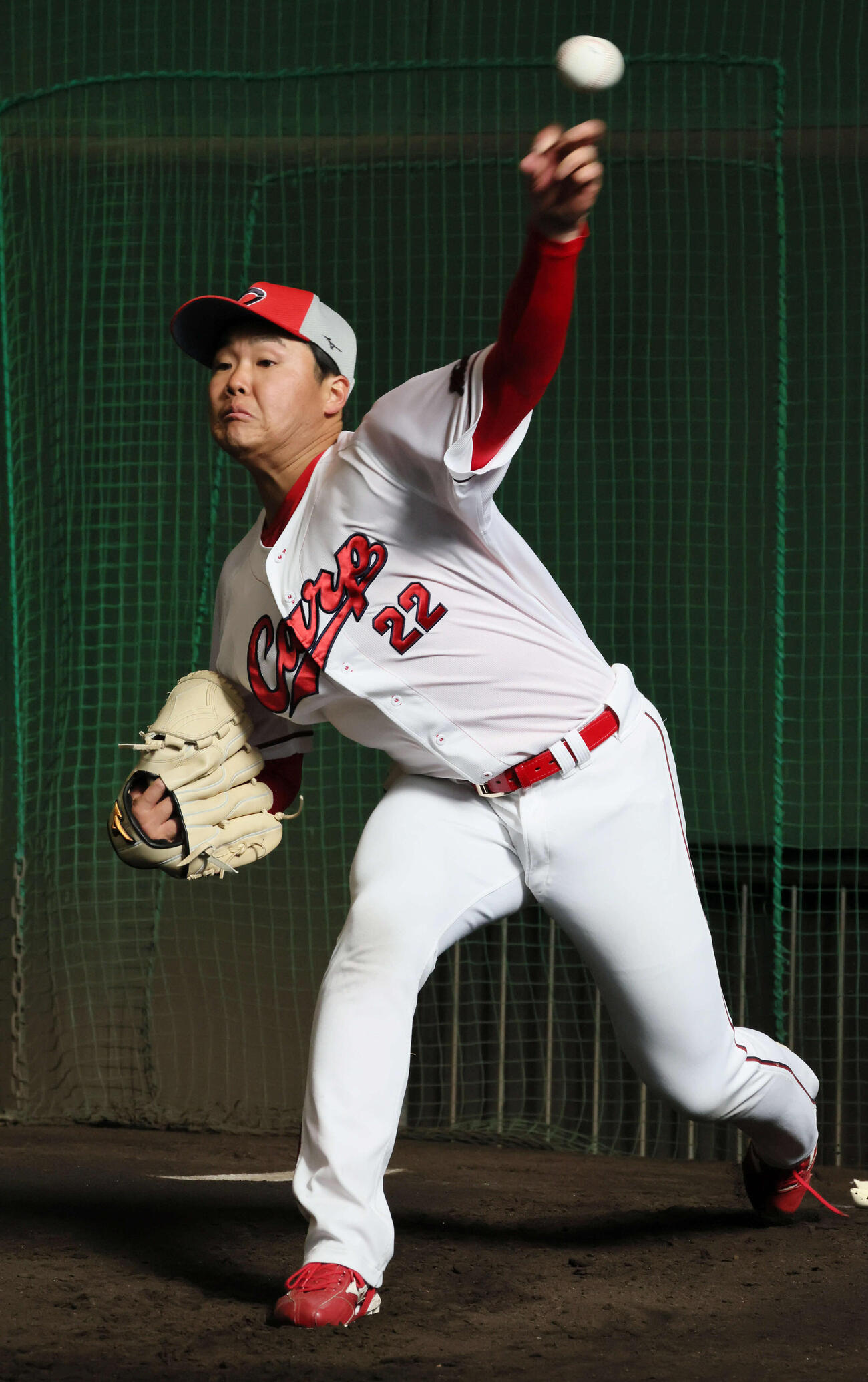 ブルペンで投球する広島高（撮影・加藤孝規）