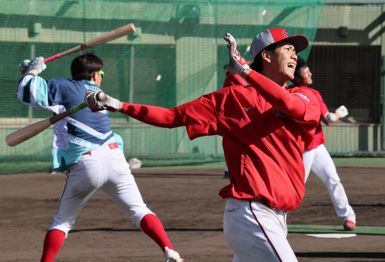 1軍キャンプに合流し、ロングティーをする広島ドラフト6位の西川（撮影・加藤孝規）