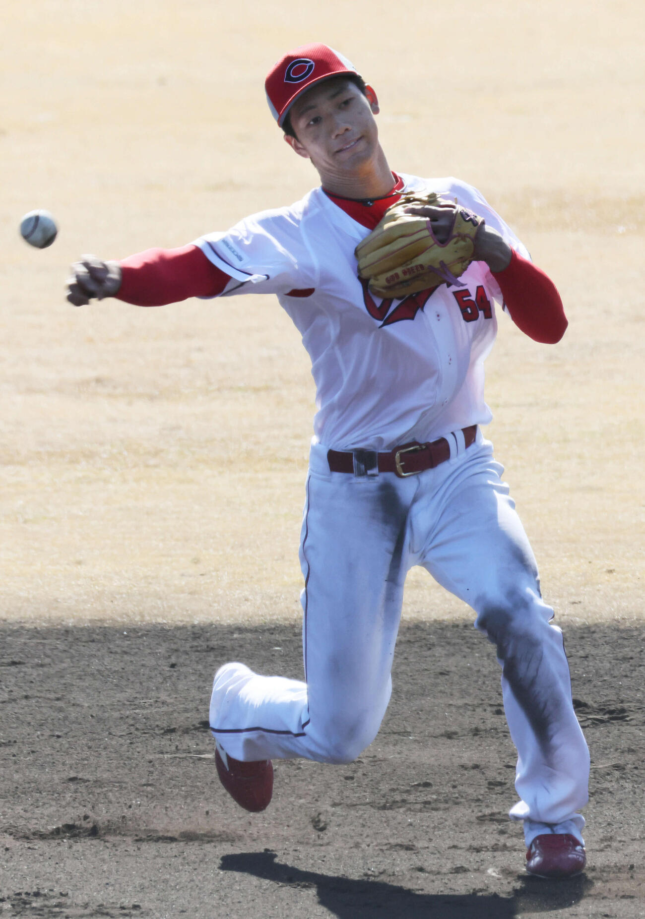 1軍キャンプに合流し、内野でノックを受ける広島ドラフト6位の西川（撮影・加藤孝規）