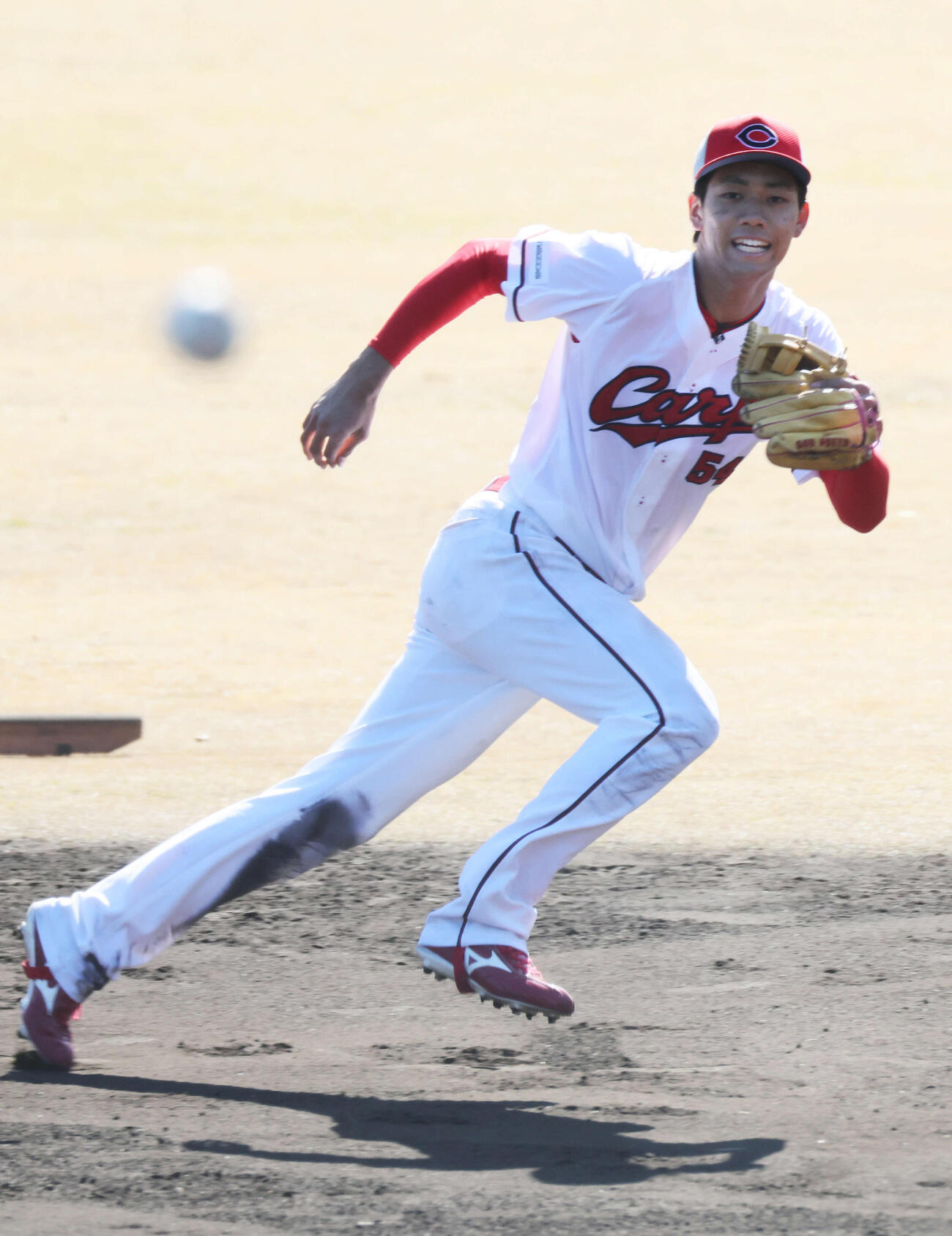 1軍キャンプに合流し、内野でノックを受ける広島ドラフト6位の西川（撮影・加藤孝規）