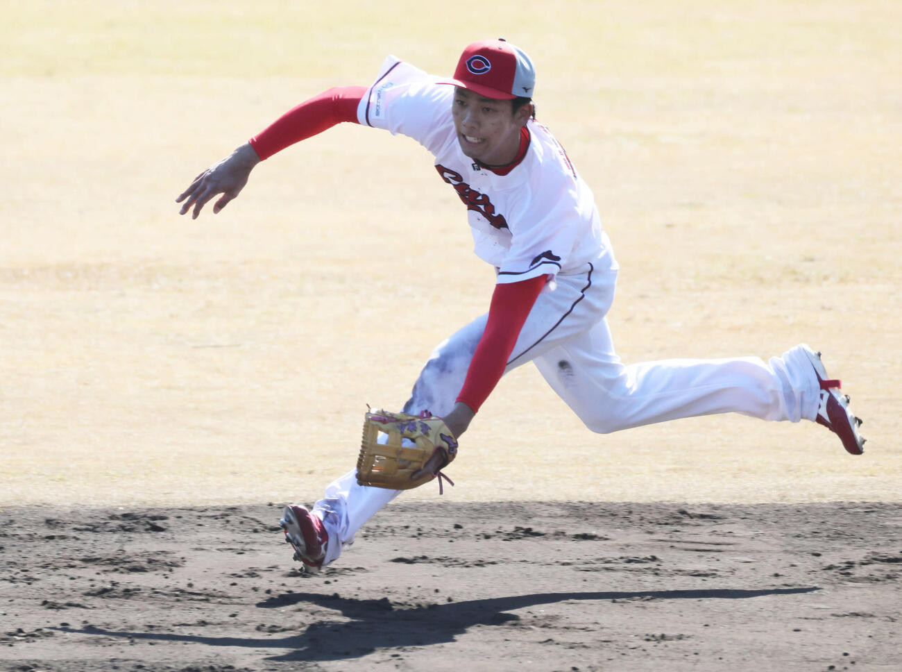 1軍キャンプに合流し、内野でノックを受ける広島ドラフト6位の西川（撮影・加藤孝規）