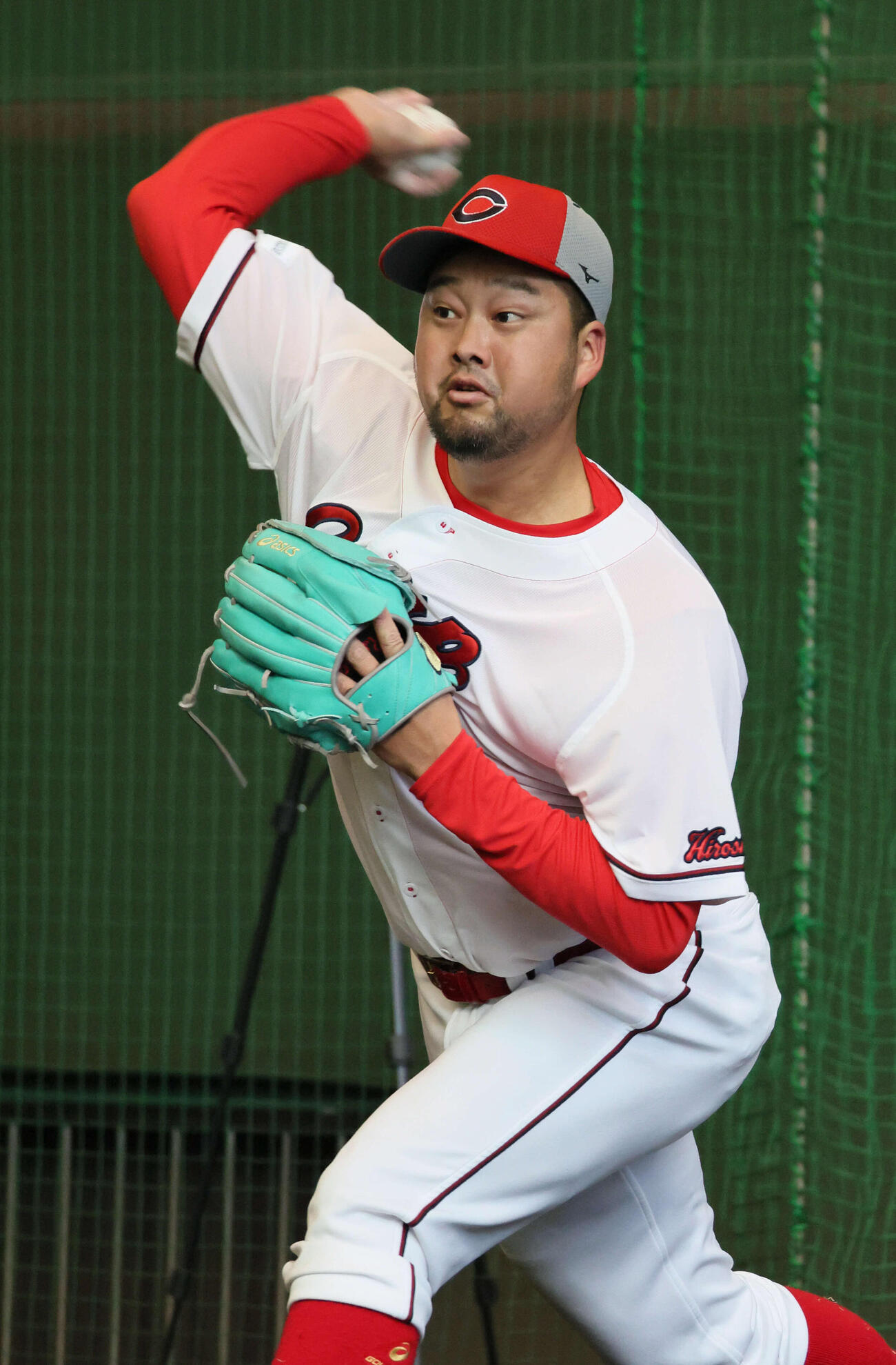 ブルペンでの投球を再開した広島中崎（撮影・加藤孝規）
