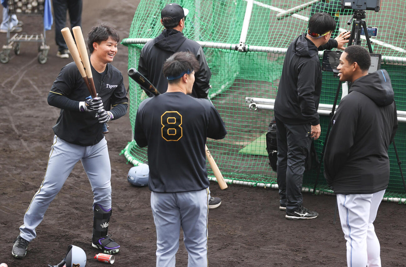 練習試合・日本ハム対阪神　試合前、　　日本ハム万波（右）と話す阪神森下（左）と佐藤（撮影・上山淳一）