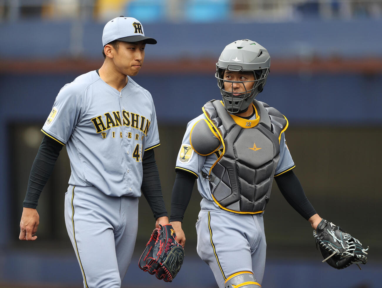 練習試合・日本ハム対阪神　2回を無失点に終えた阪神先発の茨木（左）は捕手坂本の話を聞きながらベンチへ引き揚げる（撮影・上山淳一）