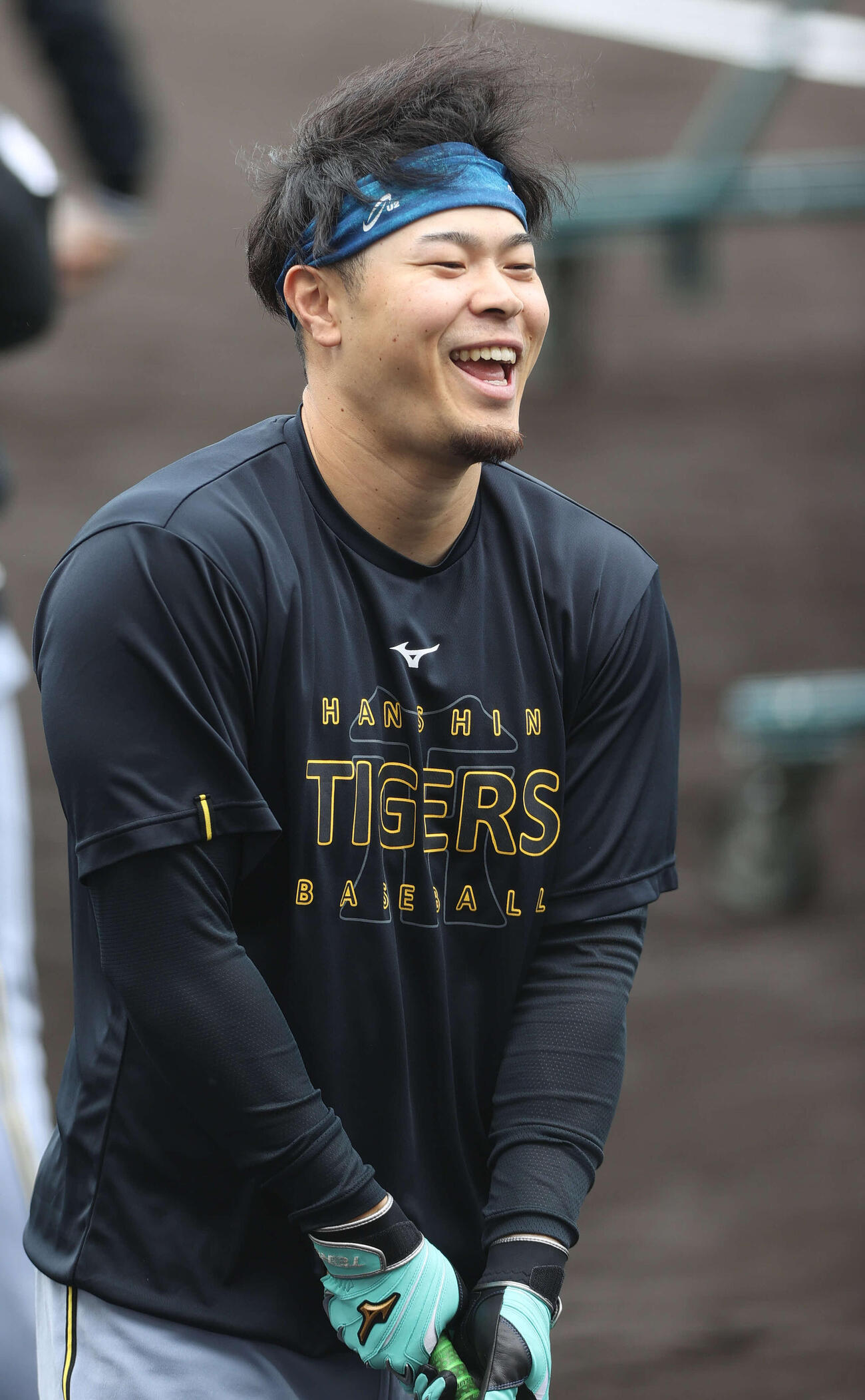 練習試合・日本ハム対阪神　試合前、　　リラックスした表情を見せる阪神佐藤（撮影・上山淳一）