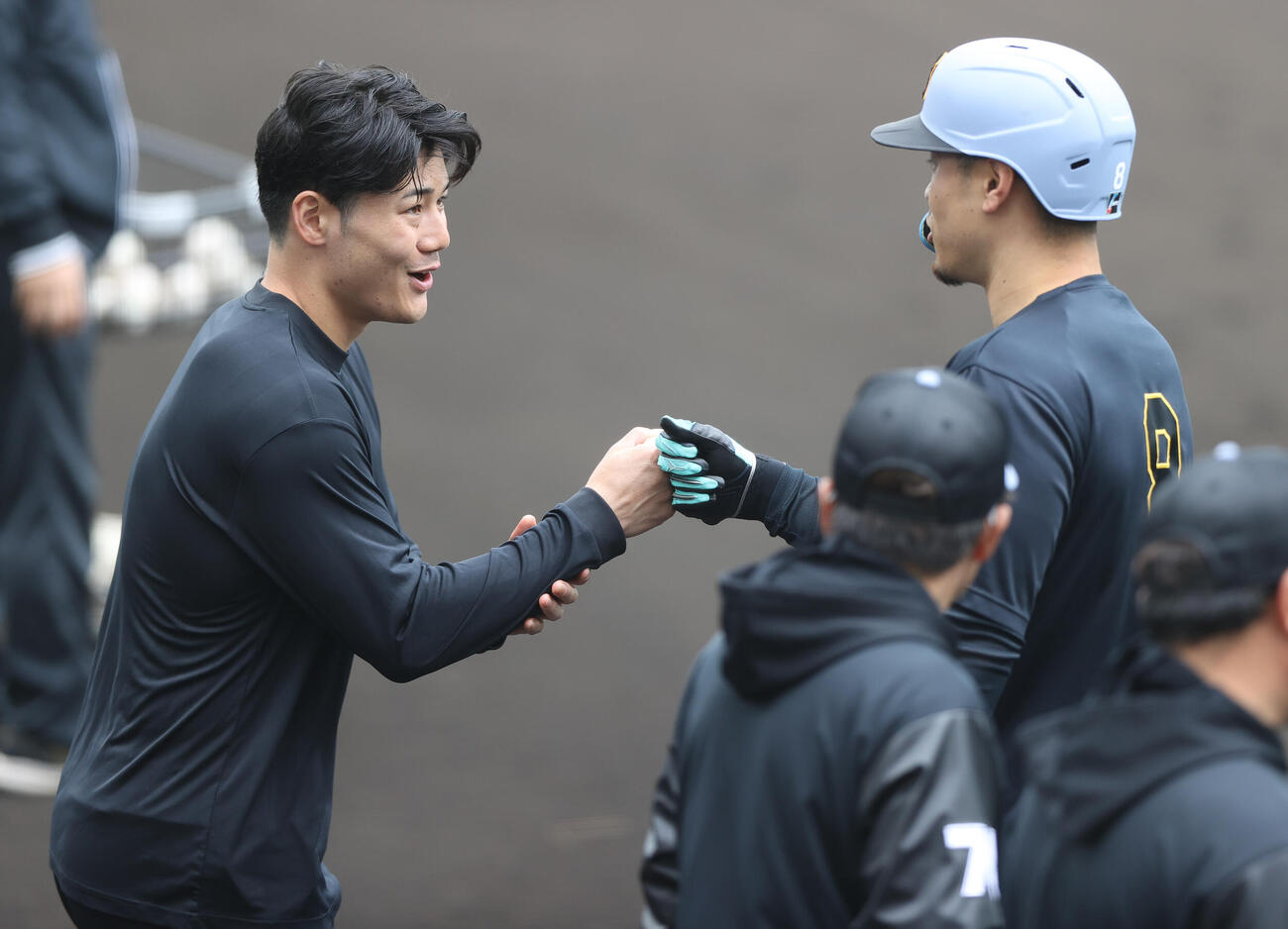練習試合・日本ハム対阪神　試合前、　　日本ハム清宮（左）とタッチをかわす阪神佐藤（撮影・上山淳一）