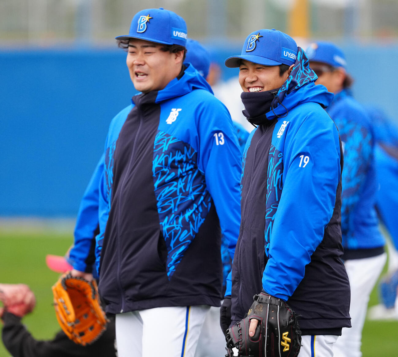 野球教室で笑顔のDeNA山崎（右）と伊勢（撮影・鈴木みどり）