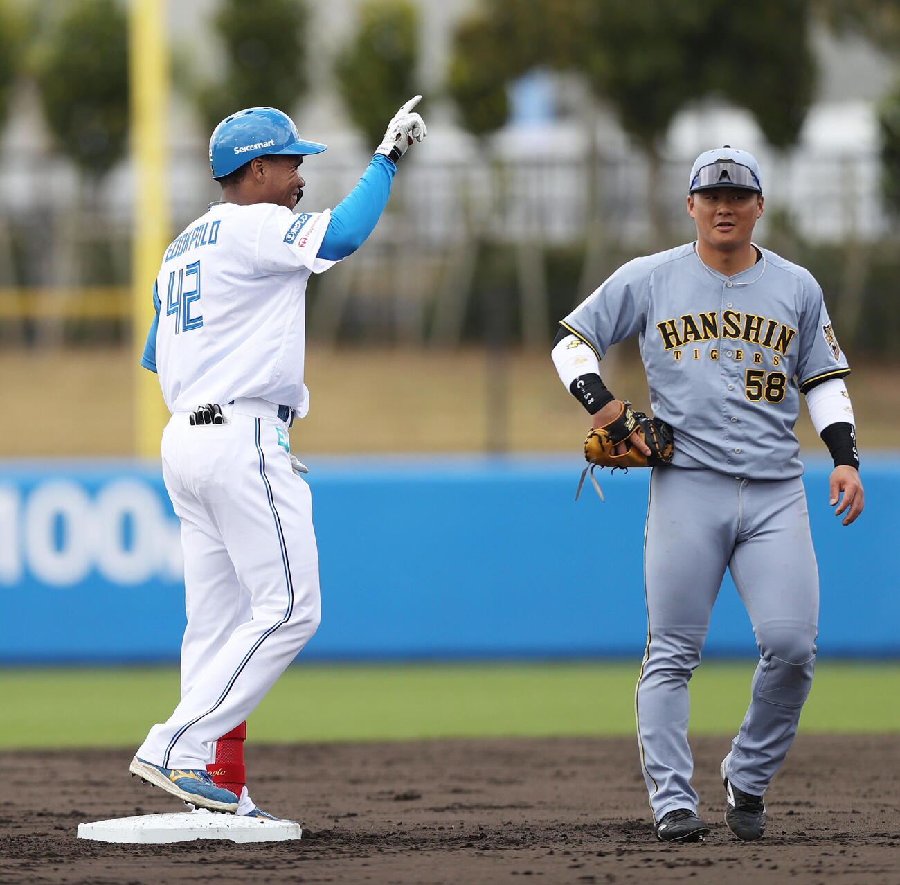 練習試合・日本ハム対阪神　4回裏日本ハム無死、エドポロ（左）は左二塁打を放ち二塁で喜ぶ。右は一塁手前川（撮影・上山淳一）