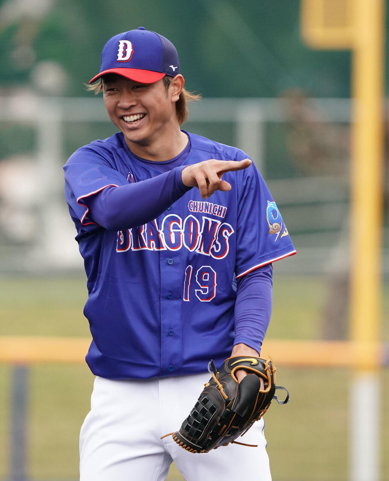 シート打撃練習に登板する合間に明るい表情を見せる高橋宏（撮影・森本幸一）