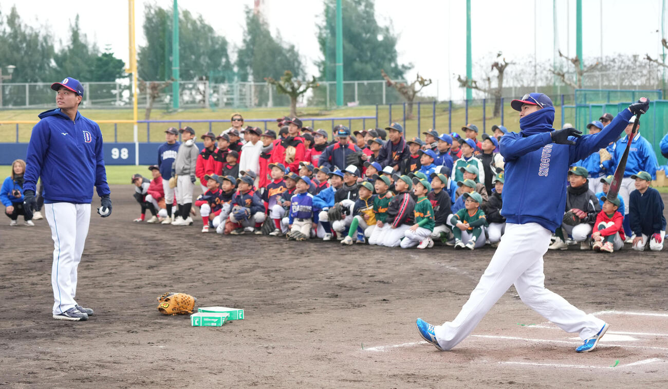 石川昂（右）は練習終了後に行われた野球教室で子どもたちに打撃を披露する（撮影・森本幸一）