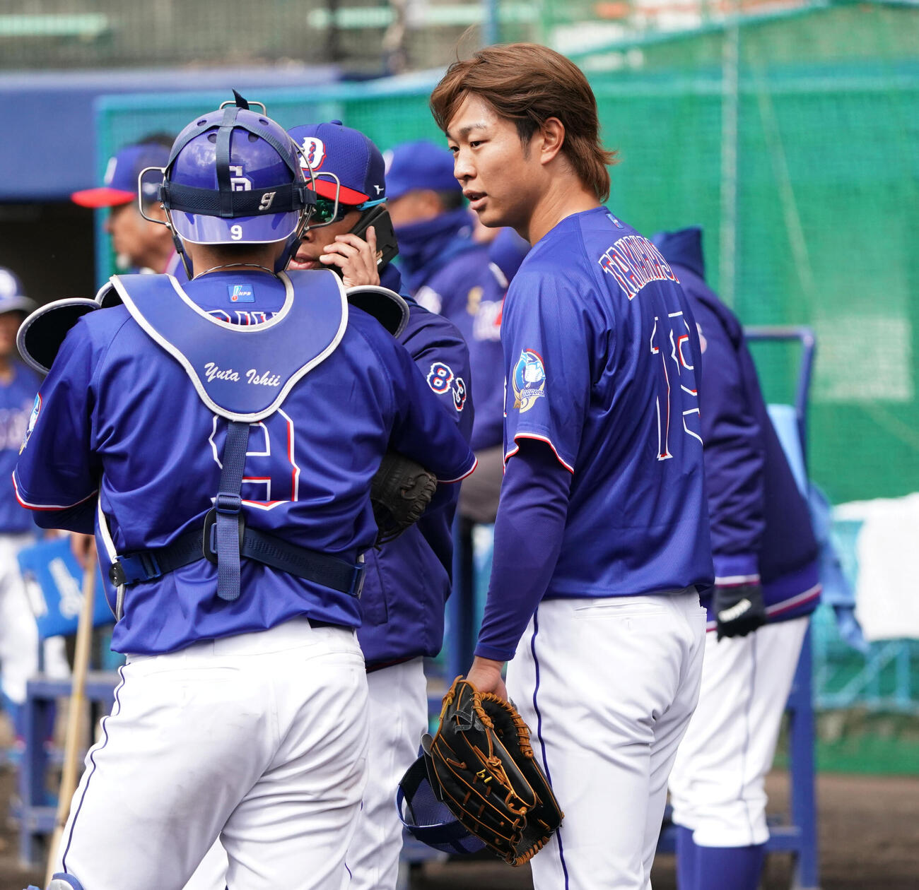 高橋宏（右）はシート打撃練習に登板後、石伊と言葉を交わす（撮影・森本幸一）