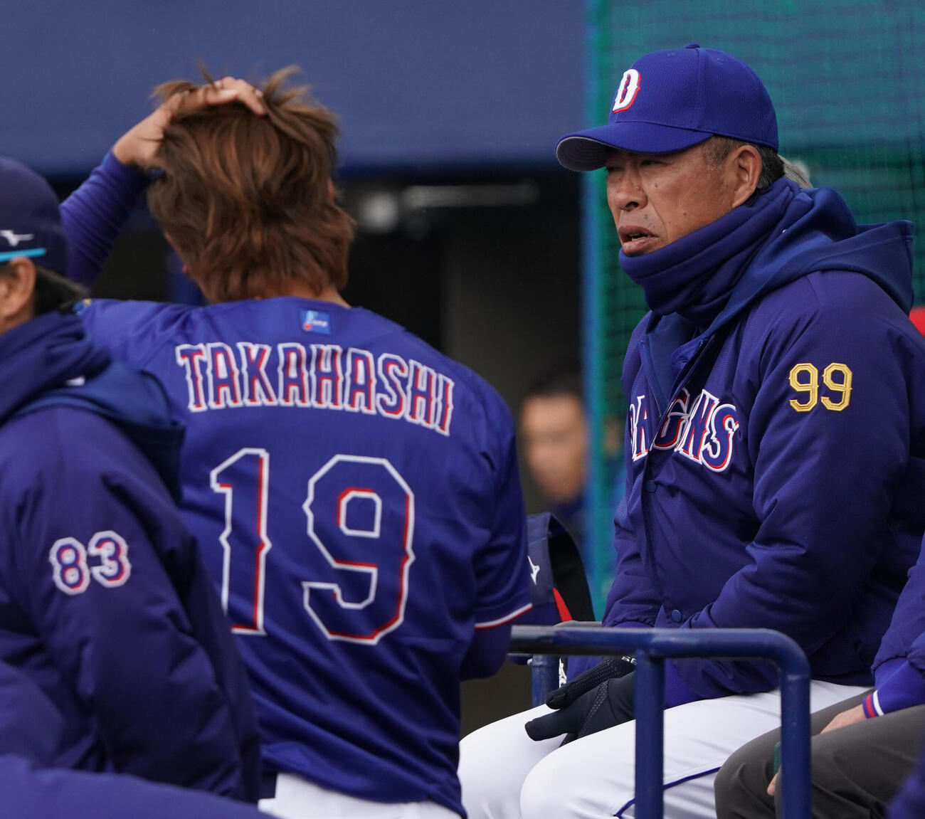 井上監督（右）はシート打撃練習に登板した高橋宏と言葉を交わす（撮影・森本幸一）
