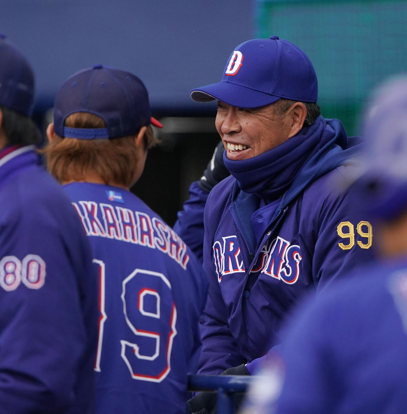 井上監督（右）はシート打撃練習に登板した高橋宏と言葉を交わす（撮影・森本幸一）
